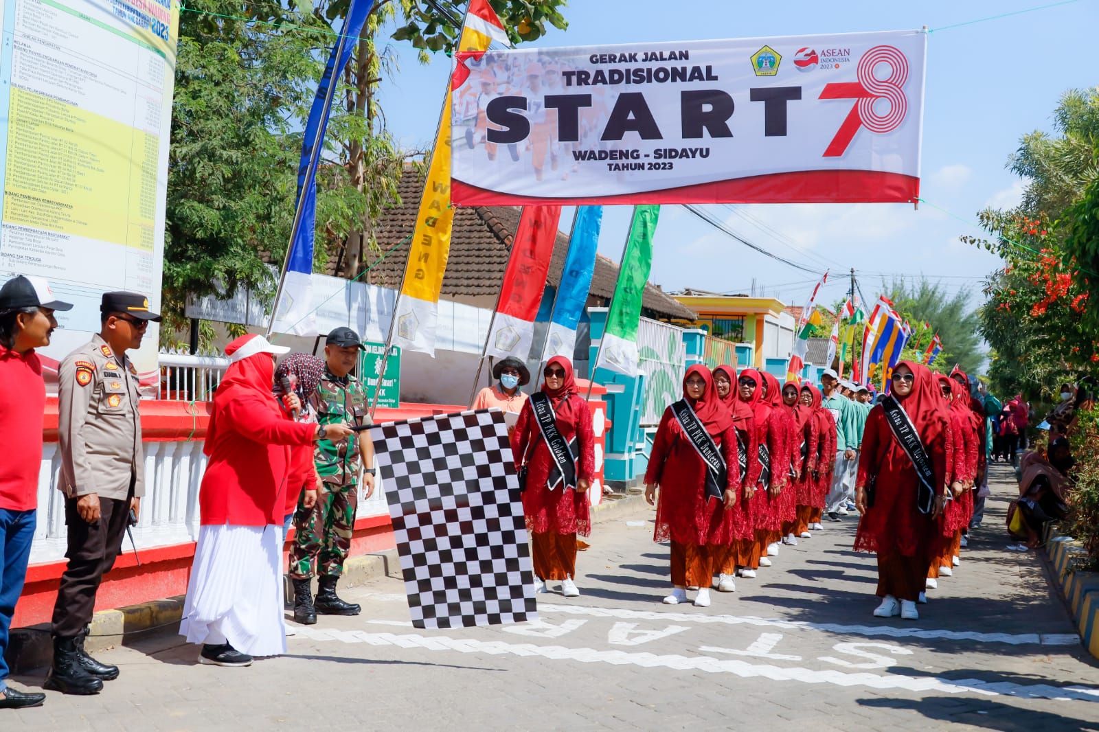 Diikuti Ratusan Peserta, Wabup Gresik Bu Min Lepas Peserta Gerak Jalan Tradisional Wadeng - Sidayu Meriahkan HUT Kemerdekaan RI ke-78